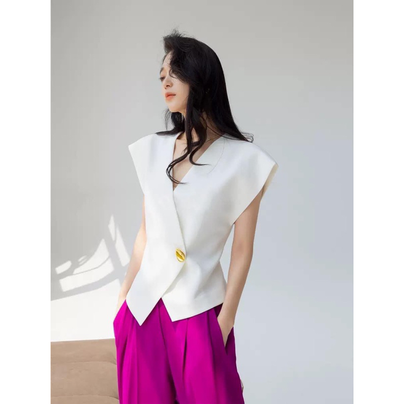 Mogwany พรี Rika White Top เสื้อขาว ทรงสวยเก๋ กระดุมทองแกะได้ ผ้าสวยมาก แมทช์ง่าย ใส่เที่ยว,ใส่ทำงาน