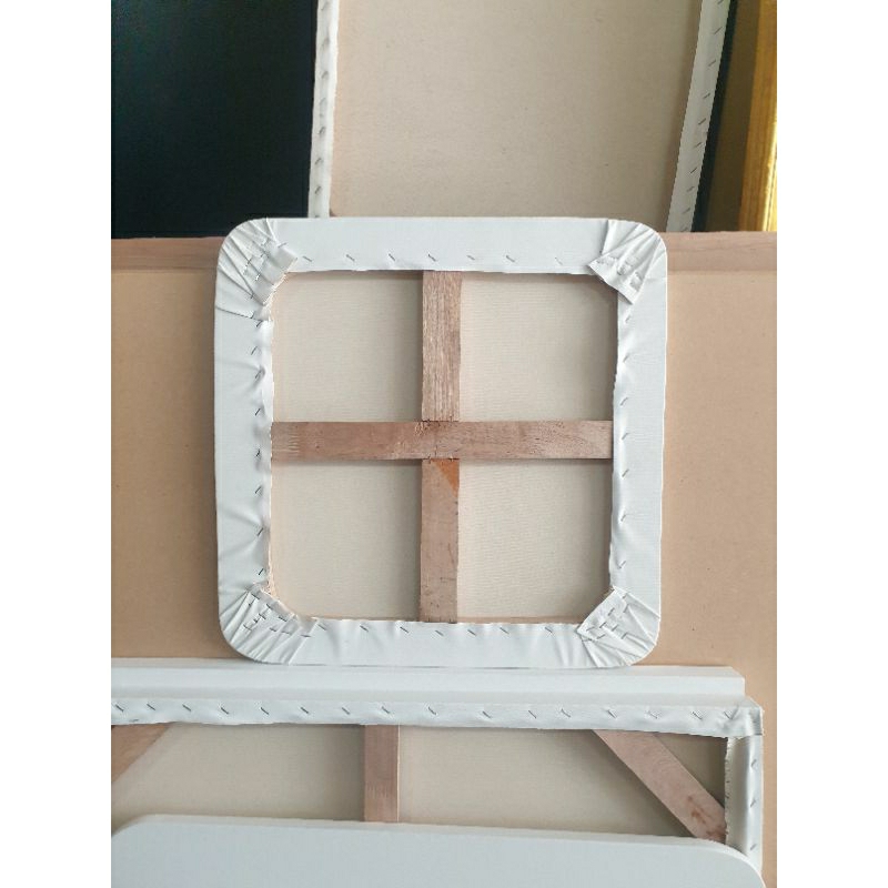 เฟรมผ้าใบ แคนวาสทรง 4 เหลี่ยม ขอบมน ขนาด35x50, 50x50 cm ผ้า 380 แกรมเนื้อละเอียดราคา 400 บาท.สีขาวสีดำราคาเท่ากันครับ