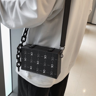 กระเป๋าสะพายไหล่แฟชั่นสําหรับผู้ชายหนัง Pu Crossbody Messenger สไตล์เกาหลี