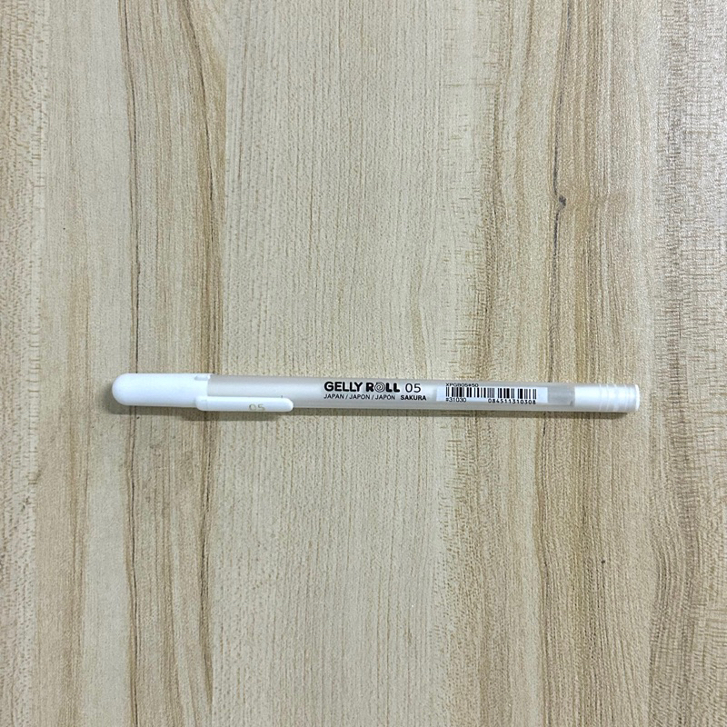 Sakura Gelly Roll Classic white pen ปากกาหมึกสีขาว สำหรับเขียนบนกระดาษ ขนาด 0.5มม. (ส่งต่อ)