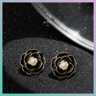 [petite by PRAKYRE] Black Camellia Earring - ต่างหูรูปดอกไม้สีดำติดหู ตกแต่งด้วยมุกแบบเรียบหรู ใส่ได้ทุกวันทุกโอกาส