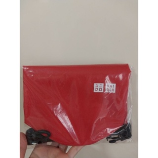 กระเป๋า กันน้ำ UNIQLO ยูนิโคล่ สีแดง  ความจุ 2 ลิตร  ขนาด 28 ซม×12ซม.