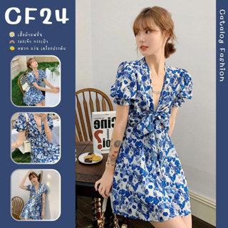 ꕥCatalog Fashionꕥ ชุดเดรสสั้นแขนตุ๊กตา ลายดอกน้ำเงิน ด้านหน้าแต่งผูกโบว์