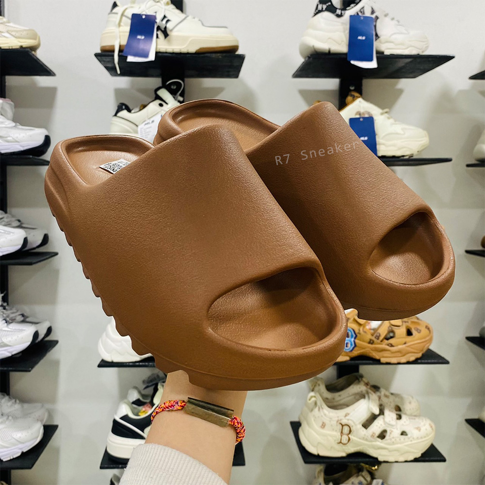🔥YZY Slide Sandals🔥รองเท้าแตะชายหญิง Yeezy Slide เทียบงาน 1:1 พื้นนุ่มใส่สบาย【พร้อมส่ง💯/ รุ่นนี้ใส่ไซส์ปกติ】