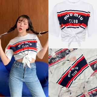 Mimi club tie crop♥️✨(320฿ฟรีส่ง) เสื้อยืดครอปแบรนด์ดัง ทรงผูกเอว น่ารักมาก ดีเทลสกรีนแถบโลโก้ด้านหน้า งานชนช็อป valen