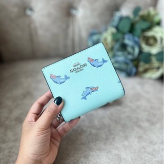 💙🐦กระเป๋าสตางค์ใบสั้น ลายใหม่น่ารักๆๆค่ะ ลายปลา/นก 🐦

NEW COACH Snap Wallet With Dolphin Print