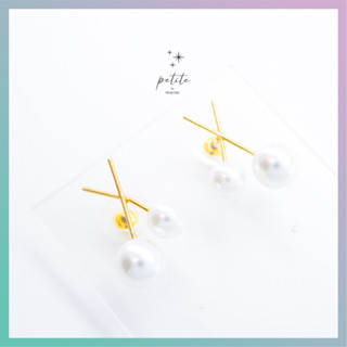 [petite by PRAKYRE] Cross with Pear Earring - ต่างหูรูปกาบาทสีทองตกแต่งด้วยมุกแบบมินิมอล สไตล์เกาหลี ใส่ได้บ่อย