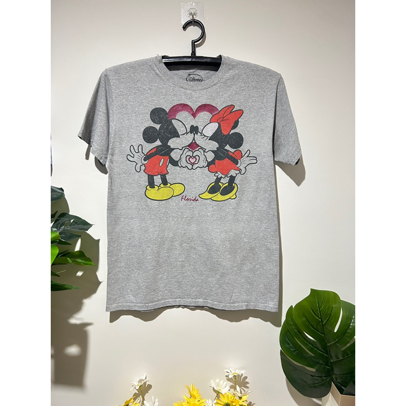 เสื้อยืดมือสองDisney Mickey &amp; Minnie Mouse Kissing Hearts Florida T-Shirt Gray