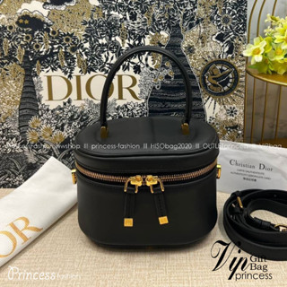 Small Dlor CD Signature Vanity Case / Dlor vanity 16cm กระเป๋าทรงกล่องใบเล็กกะทัดรัด ดีไซน์สวยโดดเด่น มีหูจับในตัว