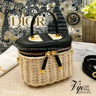 SMALL D!OR CD SIGNATURE VANITY CASE Natural Wicker and Black / D!or vanity 16cm กระเป๋าสานทรงกล่องใบเล็กกะทัดรัด น่ารัก