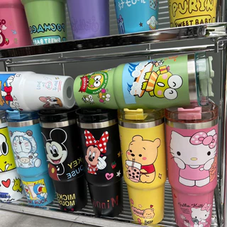 ใหม่!! แก้วน้ำสแตนเลส เก็บความเย็น ขนาด 890ml. แก้วน้ำลายการ์ตูน น่ารักๆ สีสวยมาก ตรงปก สินค้าพร้อมส่งที่ไทย รอไม่นาน