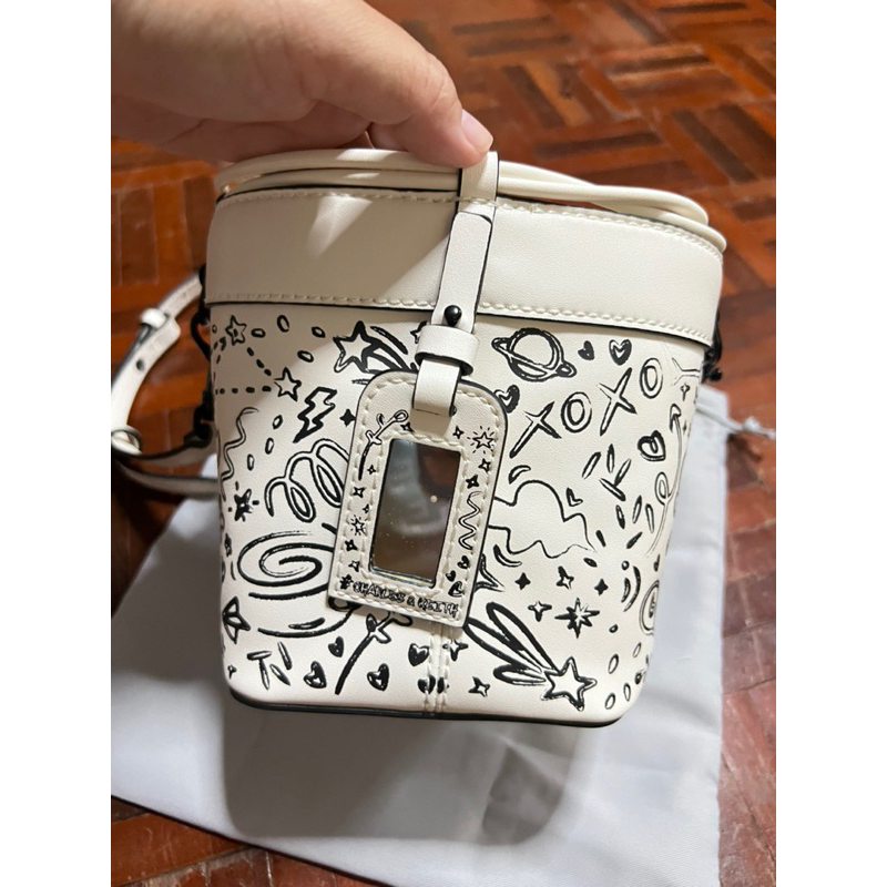 ส่งต่อ Charles & Keith