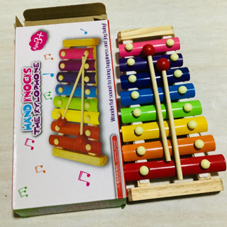 ของเล่นเครื่องดนตรีเด็ก hand knocks the xylophone