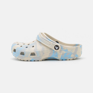 Crocs รองเท้าแตะ รองเท้าแฟชั่น CR UX CS Marbled Clog 206867-4NT (2390)