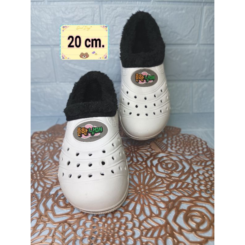 รองเท้าเด็กมือสอง by Picha.. Shop