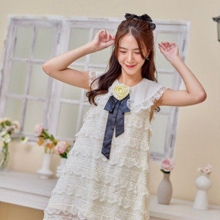 about her : Molly Dress เดรสแขนกุดผ้าลูกไม้ + เข็มกลัดดอกไม้ ริบบิ้นดำ