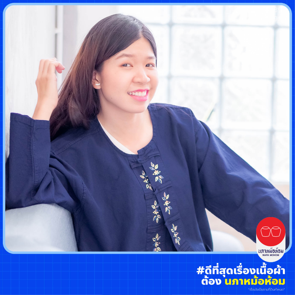 นภาหม้อห้อม  – เสื้อคอกลม แขนยาว กระดุมจีน ปักลาย ดอกเขียว