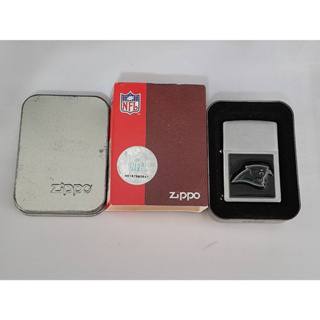 ZIPPO 200NFL  PANTHERS  BRUSHED CHROME  EMBLEM ATTACHED   สีเงินผิวโครเมี่ยม ติดพิณนูนจากโรงงาน    ผลิตปี2007  ของใหม่