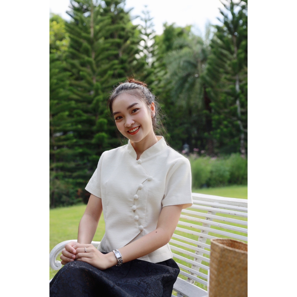 เสื้อสีครีมแขนสั้น ดีเทลเสื้อรุ่นนี้ เป็นทรงคอจีน  งานกระดุมปั๊มสุดเก๋  เรียบหรูดูดี