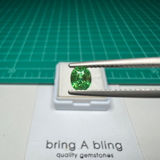 โกเมนสีเขียว (Tsavorite garnet) 0.62 ct (5.0x4.2x3.8)มม  สีเขียวสด สวยมากก ไฟเต็ม