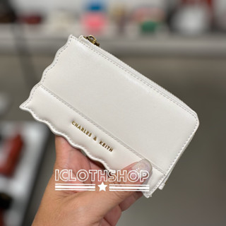 CHARLES &amp; KEITH : Wavy Trim Zip Wallet - White รหัสสินค้า CK6-10770618 กระเป๋าใส่บัตร card holder