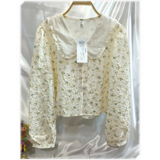 เสื้อคอปก กระดุมมุก ผ้านูน ลายดอกเขียว แขนยาว สีครีม