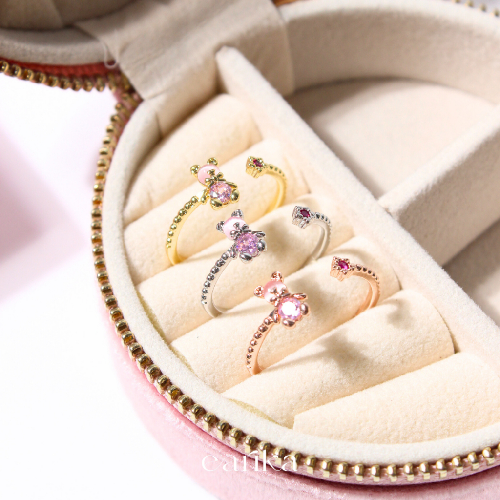 earika.earrings - mini bubblegum jewel ted ring แหวนตุ๊กตาหมีผูกโบว์ (มี 3 สี) ฟรีไซส์ปรับขนาดได้ เหมาะสำหรับคนแพ้ง่าย