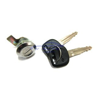 (1ชุด) กุญแจฝาถังน้ำมัน โตโยต้า ไมตี้เอ็กซ์ ปี 1989 - 1997 กลอนฝาถังน้ำมัน TOYOTA MIGHTY-X อะไหล่รถยนต์ ไมตี้ กุญแจ