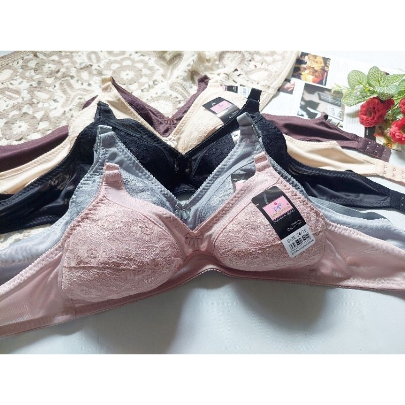 เสื้อในคนแก่ ลายลูกไม้ สีพื้นราคาตัวละ 49 บาท มีไซส์ 34-36-38-40 -42