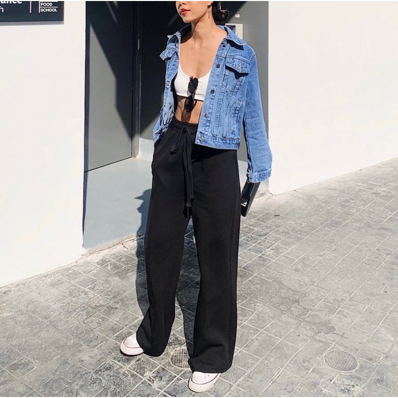 “Skate denim jacket” จากร้าน PPLAIN.PP แจ๊คเก็ตยีนส์สีเข้มกลางๆ รุ่นนี้ตัวจะไม่ oversizeมาก ขนาดกำลั