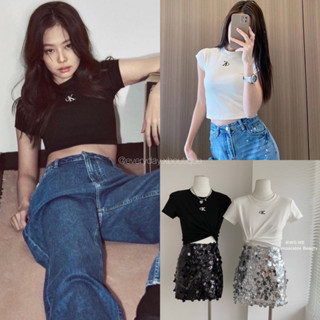 Ck crop top 🤍🖤(320฿ฟรีส่ง) เสื้อครอปคอกลม ด้านหน้าพิมพ์ CK แบบยัยเกี๊ยวเจนนี่ ผ้ายืดหยุ่น เนื้อดีมากก wg.we