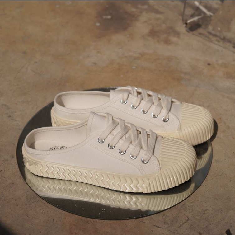 KIM&CO. Rainy(KF016W) รองเท้าผ้าใบแฟชั่นผู้หญิงสีขาวเปิดส้น สไตล์มินิมอล บิดงอได้ 180 องศา