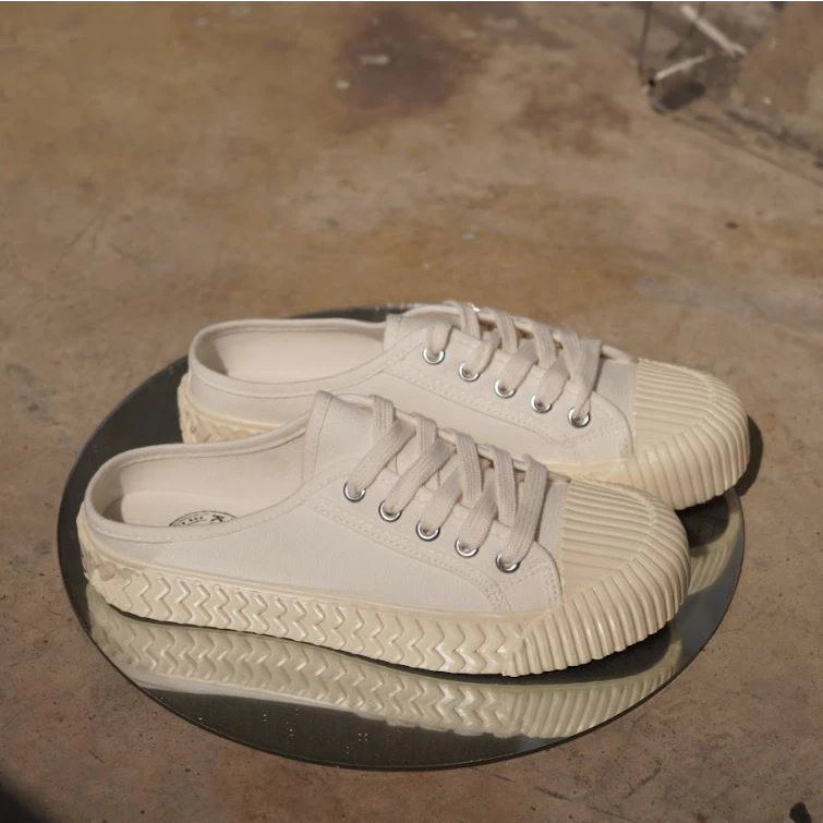 KIM&CO. Rainy(KF016W) รองเท้าผ้าใบแฟชั่นผู้หญิงสีขาวเปิดส้น สไตล์มินิมอล บิดงอได้ 180 องศา