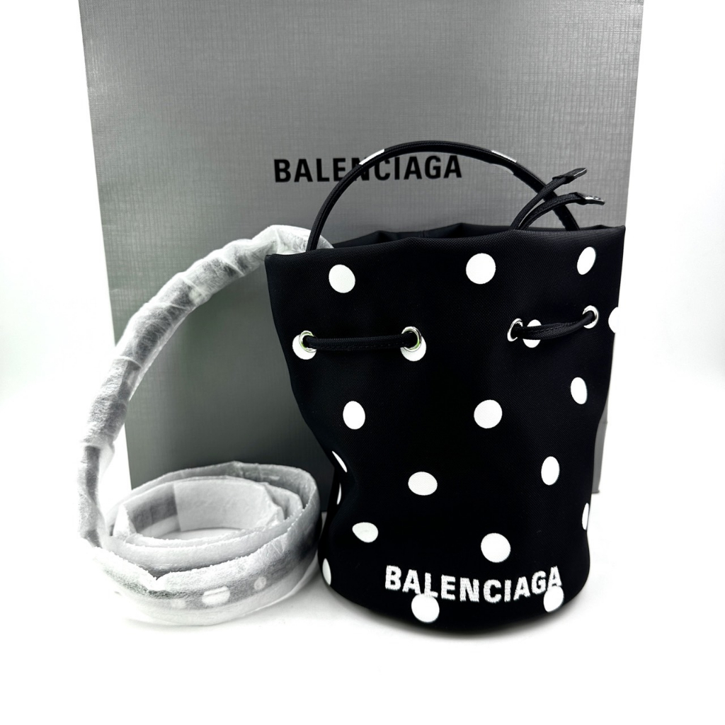 *ถามstockก่อนกดสั่ง Balenciaga Bucket bag wheel polka dot XS ของแท้ ลายจุด ดำ ขาว บาเลนเซียก้า กระเป๋าสะพายข้าง บัคเก็ต