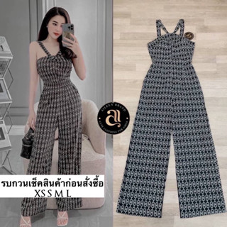 จั๊มสูทขายาวผ้าพิมพ์ลาย เนื้อผ้ามันๆลื่นๆ ซับในหนาทั้งชุด ดีไซน์เก๋มากด้วยการแต่งสายไขว้ด้านหน้าเชื่อมยาวไปถึงด้านหลัง