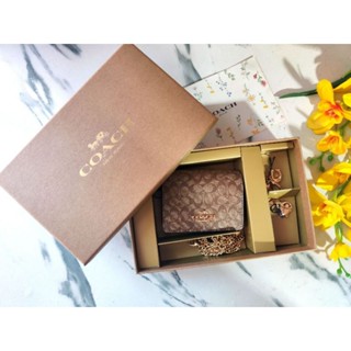 🌺Coach Boxed Mini Wallet On A Chain In Signature Canvas มาพร้อมสายโซ่+ตุ้งติ้ง2 ชิ้นคะ