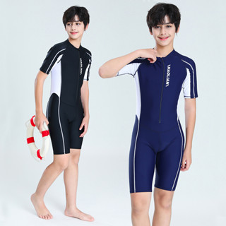 40-75KG mens swimsuit ชุดว่ายน้ำผู้ชาย เสื้อแขนสั้น กางเกงขาสามส่วน ผ้ากันยูวีใส่แล้วอย่างเท่ห์ ชุดว่ายน้ำวันพีซชาย 216