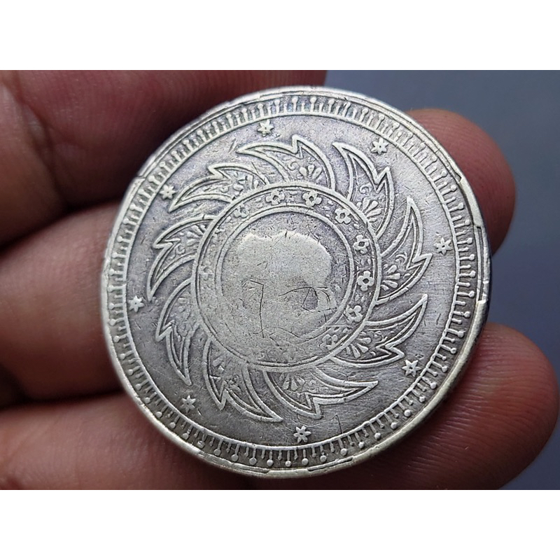 เหรียญบาท เนื้อเงิน ร 4 พระมหามงกุฏ พระแสงจักร พ.ศ.2403 ผ่านใช้งาน