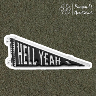 ʕ •ᴥ•ʔ ✿ พร้อมส่ง : เข็มกลัดลายธงสามเหลี่ยมสีดำ “HELL YEAH” | “HELL YEAH” Black Triangle Flag Enamel Brooch Pin.