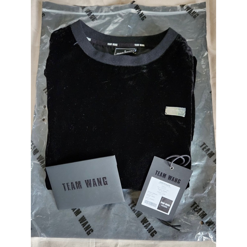 ส่งต่อเสื้อ Team wang printed logo velvet T-Shirt ของแท้💯%