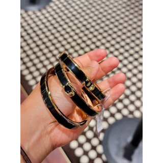 พร้อมส่ง แท้ 🇺🇸💯% New Coach กำไร รุ่น SIGNATURE PUSH HINGED BANGLE (COACH F67480) BLACK/GOLD