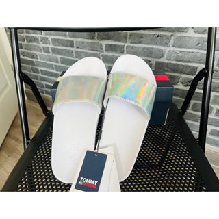 TOMMY HILFIGER รองเท้าแตะแบบสวมสีขาวคาดเทาเมทัลลิกสำหรับผู้หญิง