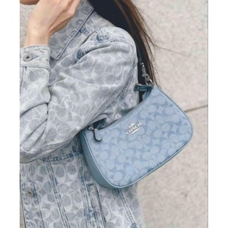 👜💙กระเป๋าสะพายข้าง CROSS BODY BAG สีฟ้ามาใหม่
💙NEW Coach Teri Shoulder Bag In Signature Chambray