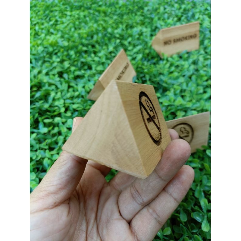 ป้ายตั้งโต๊ะไม้ ป้ายไม้ทรงสามเหลี่ยม ป้ายห้ามสูบบุหรี่ ป้ายตั้งโต๊ะ ทำจากไม้ยางพารา 5x5x8cm.(เลเซอร์ตามสั่งได้ค่ะ) - รูปที่ 6