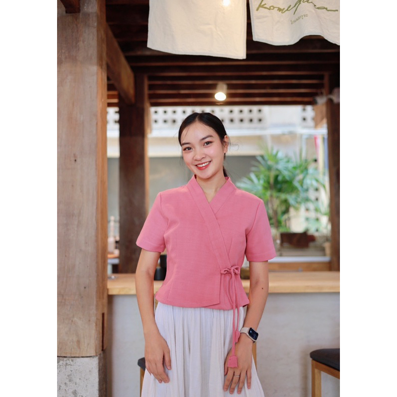 เสื้อพื้นเมืองผ้าฝ้าย ทรงคอป้ายผูกข้าง เก๋ๆ ใส่สบายงานอัดกาวทั้งตัว