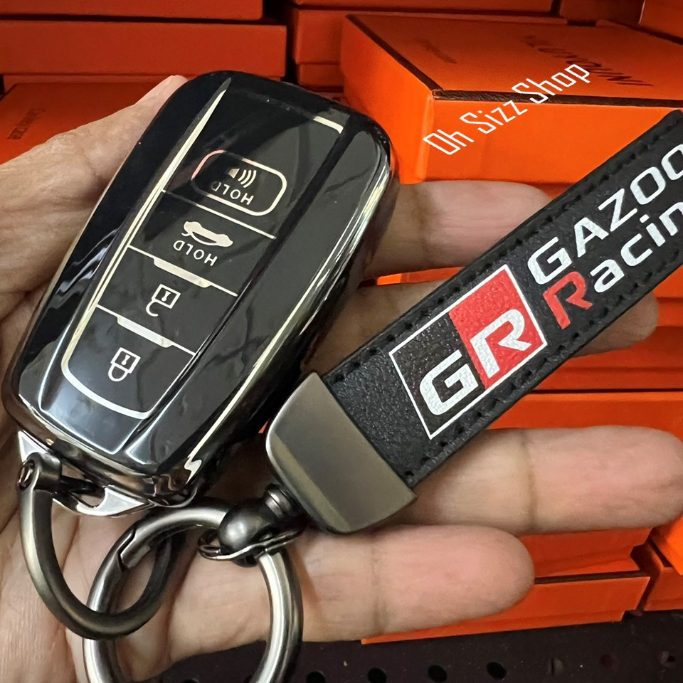 เคสรีโมทรถ Toyota Cross CHR GR Sports 2022 รีโมททรงวี ดำเงาลายเส้นสีเงิน ฝาหลังใสดำเห็นโลโก้ของตัวรีโมท เท่ ดูเรียบหรู