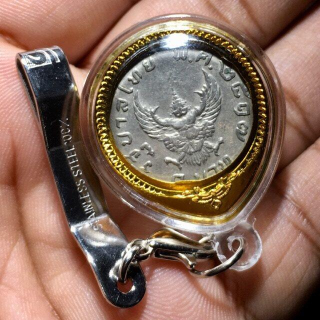 จี้ห้อยคอ​ พร้อมแหนบสีเงิน  เหรียญ 1 บาท ครุฑ ปี 2517 เหรียญมหาบพิตร เหรียญผ่านประสบการณ์ ตำนานที่ผ่านกาลเวลาเกือบ 50 ปี
