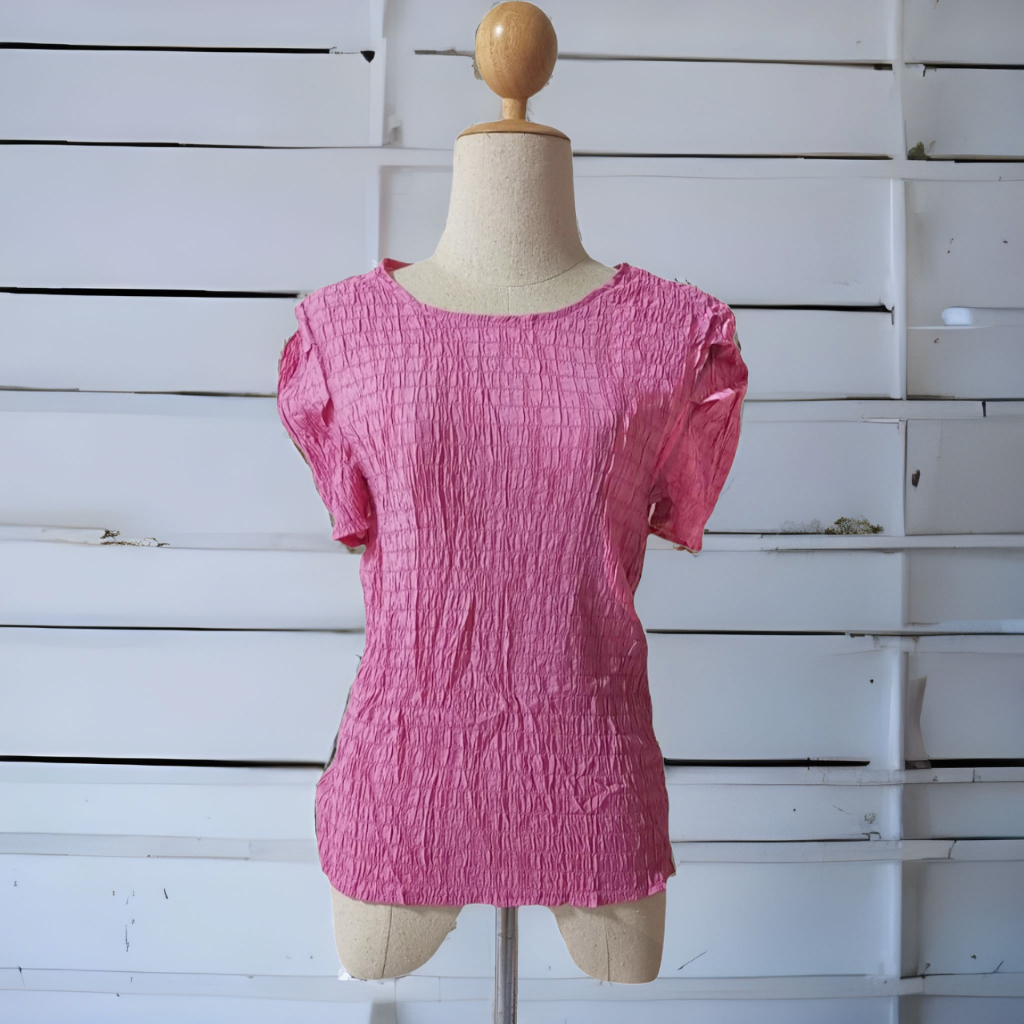 Blouse4058 เสื้อแฟชั่นสีชมพูเข้ม ผ้าคอตตอนอัดย่นยืดหยุ่นได้ตามสัดส่วน แขนพองเล็กน้อย