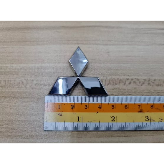 ราคาต่อ 1 ชิ้น ไซส์ 4.5 x 4 cm โลโก้แปะกาว ชุบโครเมี่ยม มิตซูบิชิ ติดพวงมาลัย Mitsubishi logo steering abs