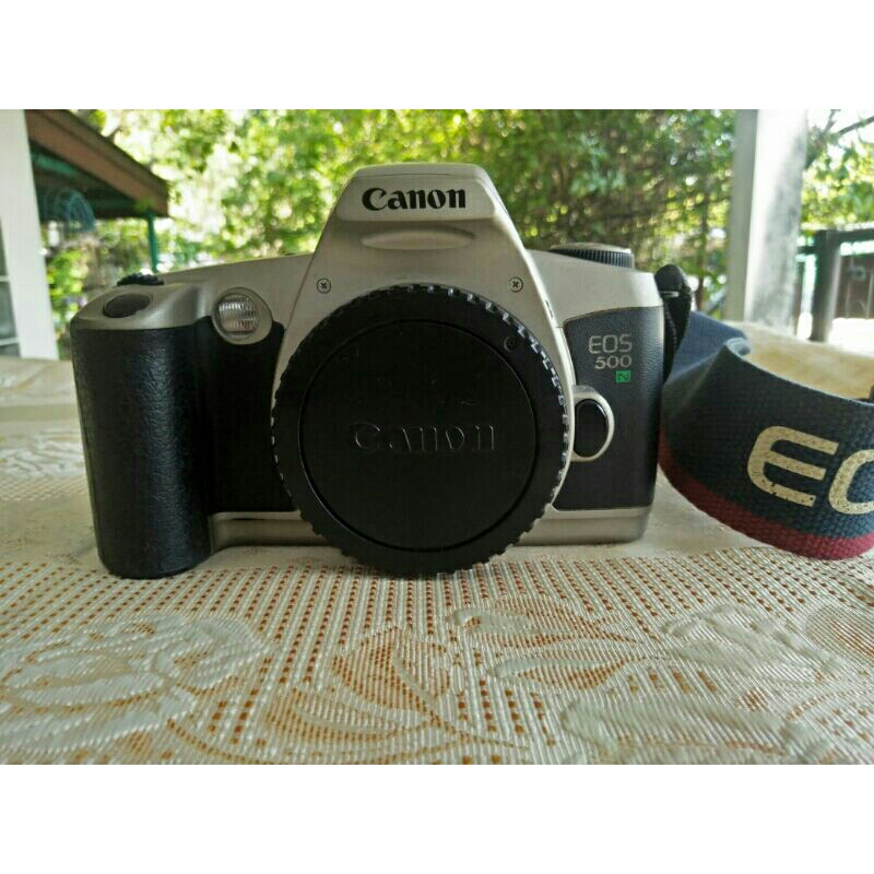 กล้องถ่ายรูปใช้ฟิล์ม canon รุ่น eos 500n มือสอง ของแท้ ขายพร้อมเลนส์ซูม คู่มือสองภาษา กระเป๋าใส่ดล้องอย่างดี